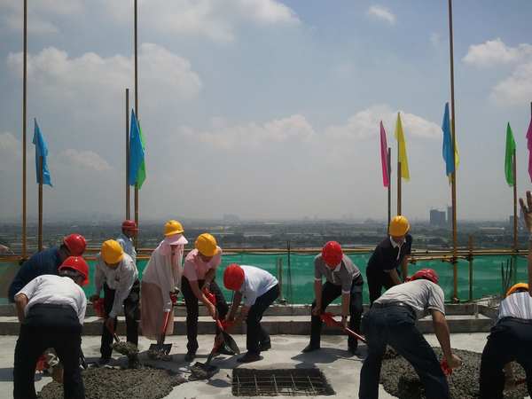 力造品質 沎烈慶祝金沙假日廣場成功封頂