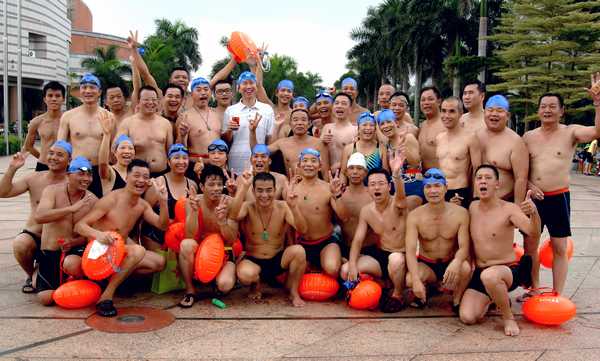 我司助力佛山游泳協會參加2013年渡珠江活動