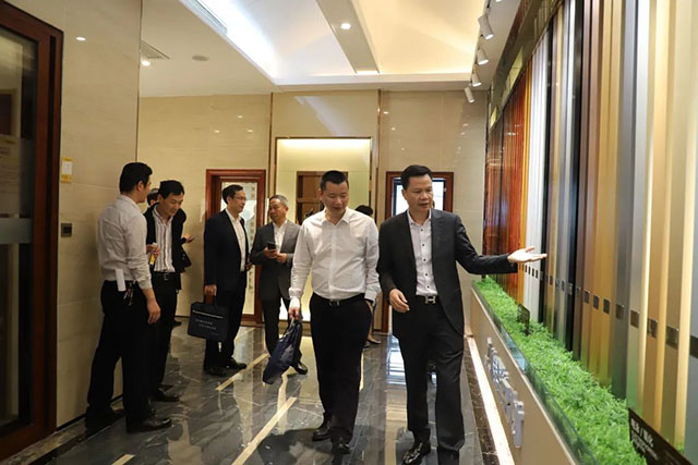 眾嘉賓在|敥的陪同下參觀了體館