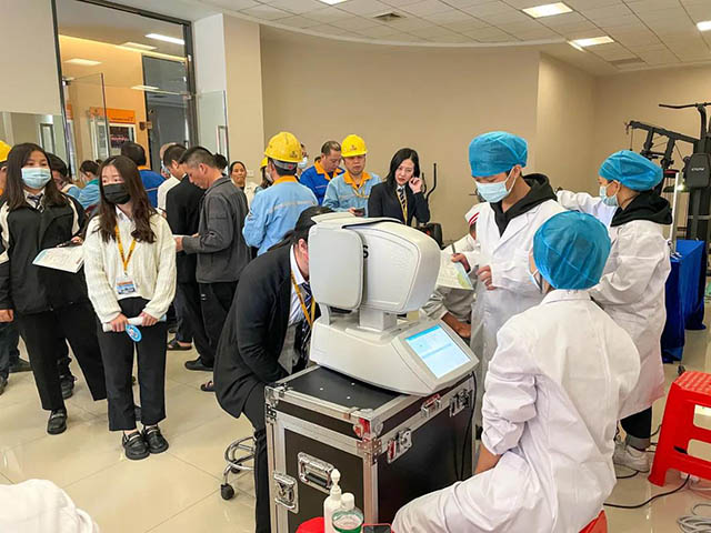 員工們輪流進行視力檢查,整個過程井然有序。