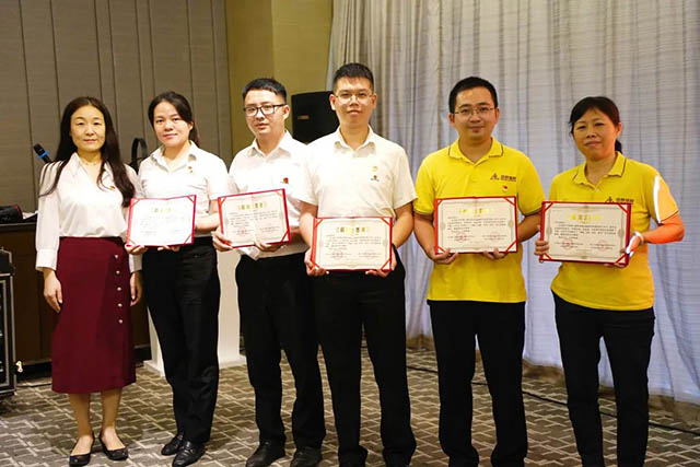 大浩湖社區黨委書記張燕為志願者頒發證書