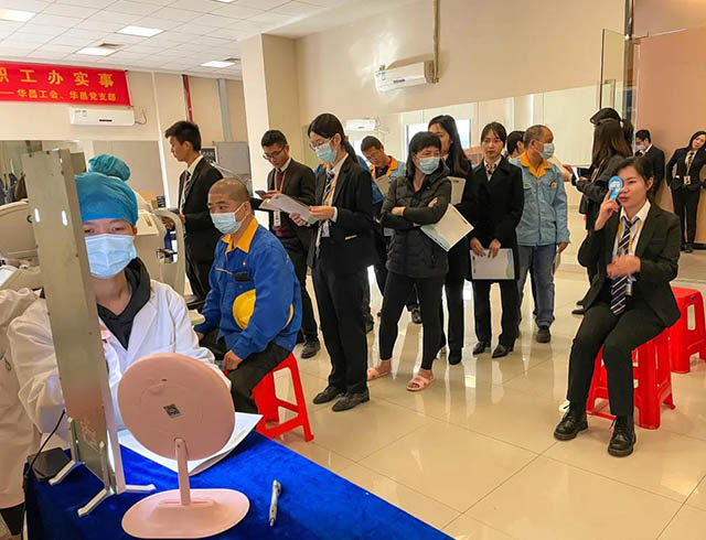 員工們輪流進行視力檢查,整個過程井然有序。