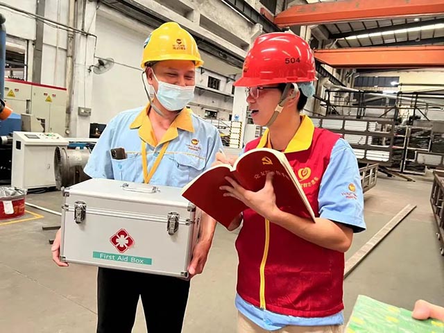 慰問(wèn)團(tuán)隊(duì)與員工交談