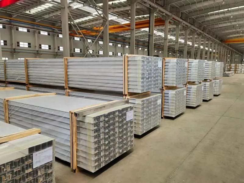 華昌鋁材廠房內建材擺放整齊