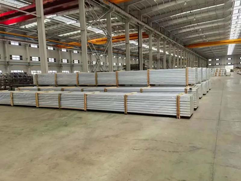 華昌鋁材廠房內建材擺放整齊