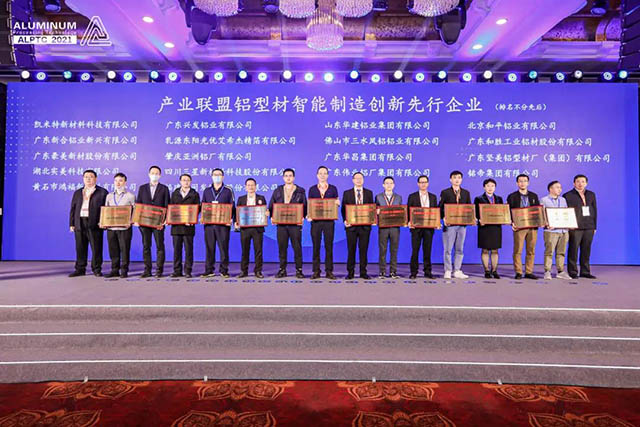 華昌團副總工程師L加林榮獲新增專家(ch見n)