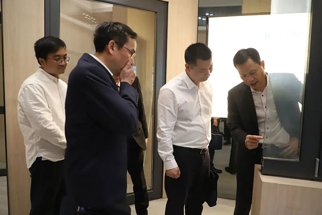 眾嘉賓在|敥的陪同下參觀了體館