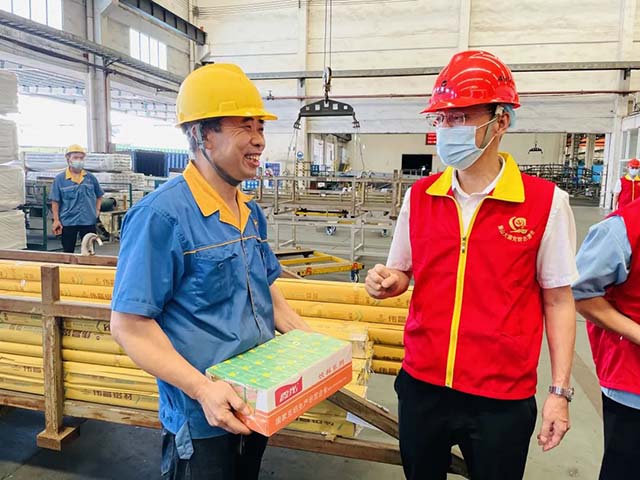 慰問(wèn)團(tuán)隊(duì)與員工交談