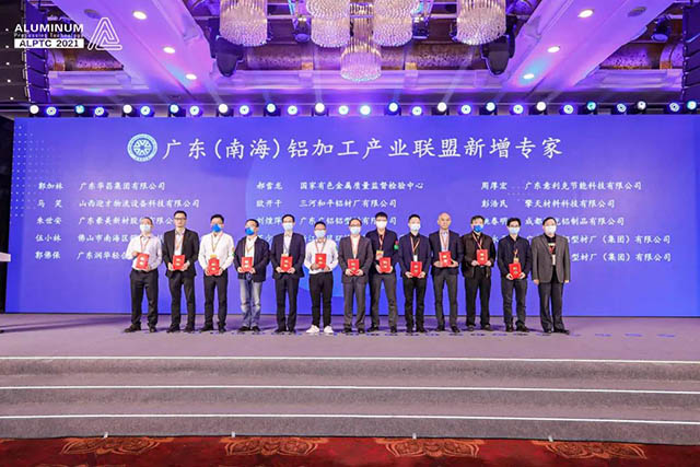 華昌團副總工程師L加林榮獲新增專家(ch見n)