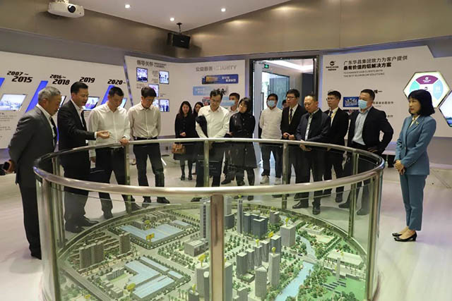 眾嘉賓在|敥的陪同下參觀了體館