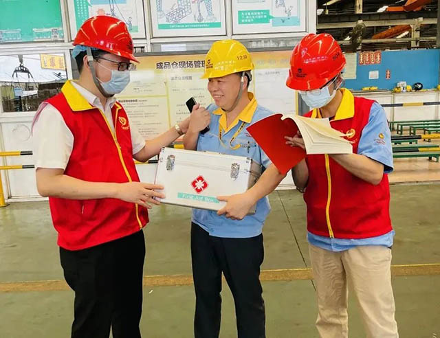 慰問(wèn)團(tuán)隊(duì)與員工交談