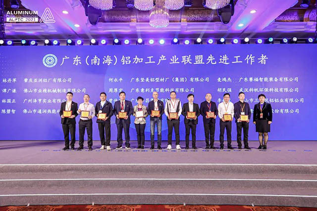 華昌團副總工程師L加林榮獲新增專家(ch見n)