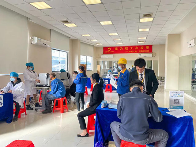 員工們輪流進行視力檢查,整個過程井然有序。