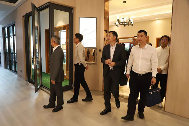 眾嘉賓在|敥的陪同下參觀了體館