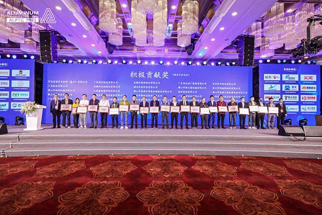 華昌團副總工程師L加林榮獲新增專家(ch見n)